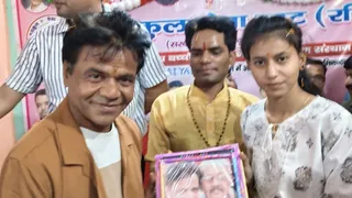 बिजलीपुरा स्थित गुरुकुल सेवा ट्रस्ट के कार्यालय पर हुए कार्यक्रम में अभिनेता राजपाल यादव का स्वागत करते शिक्षक। सौ. संस्था