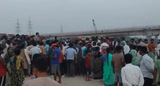राप्ती नदी में डुबने से तीन बच्चों की मौत, राजघाट पर लगी भीड़ व रोते बिलखते परिजन। जागरण