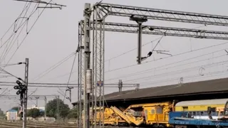प्रतापगढ़ में ओएचई पोल पर चढ़े युवक की करंट से मौत।