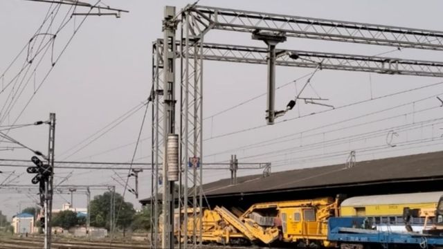 प्रतापगढ़ में ओएचई पोल पर चढ़े युवक की करंट लगने से मौत, रेल ट्रैक डेढ़ घंटे बाधित रहा
