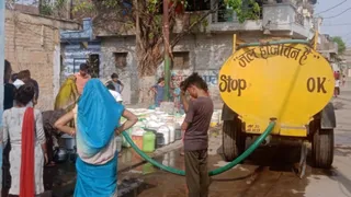 टैंकर से पानी सप्लाई (प्रतीकात्मक चित्र)