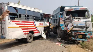 प्रयागराज के खीरी क्षेत्र में हुई दुर्घटना क्षतिग्रस्त बस और डंपर। जागरणंं