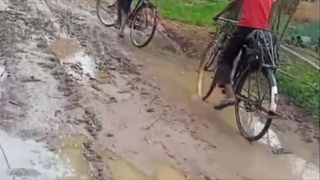 शिलान्यास के बाद भी सड़क नहीं, झोपड़ी में चल रहा आंगनबाड़ी केंद्र; बांका का लेटवा गांव बेसिक सुविधाओं से महरूम 
