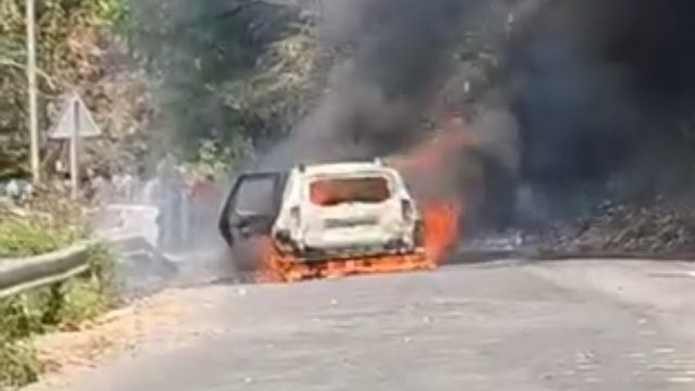 कैंची धाम जा रहे थे, कालाढूंगी-नैनीताल रोड पर आग का गोला बनी कार; बाल-बाल बचा देहरादून का परिवार
