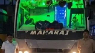 स्लीपर कोच बस को सीज करने की कार्रवाई करते एआरटीओ फिरोजाबाद।
