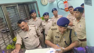 होटलों पर छापामारी करती पुलिस। फोटो जागरण