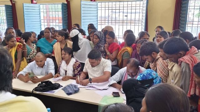 चतरा में मंईयां सम्मान योजना के सत्यापन में उमड़ी भीड़, कई लाभुक उम्र सीमा से मिले बाहर
