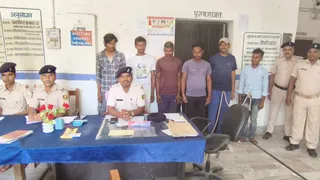 पुलिस गिरफ्त में चोरी के आरोपित। जागरण