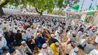 इंदौर की सदर बाजार मुख्य ईदगाह में ईद की नमाज।
