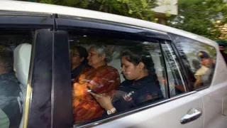 रिटायर्ड जज गिरिबाला सिंह (पीछे की सीट पर मध्य में) को गिरफ्तार कर ले जाती सीबीआई।