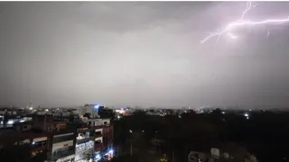 गुरुग्राम में छाए घने बादल छाने के साथ ही तेज बिजली कड़क रही है। इस बीच तेज हवा चल रही है।