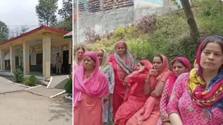 हमीरपुर की री पंचायत में सुनसान पड़ा पोलिंग स्टेशन व गांव में रोष जताती महिलाएं। जागरण