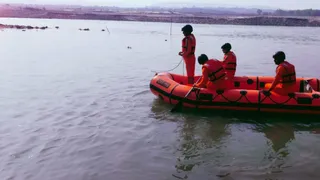 हरिद्वार में गंगा में रेस्क्यू आपरेशन चलाती एनडीआरएफ, जल पुलिस और चेतक पुलिस।