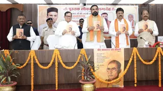 'वीर सावरकर की जीवनी' नामक पुस्तक का सीएम ने किया लोकार्पण। (जागरण)