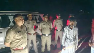 घटना की जांच करती पुलिस टीम। (जागरण)