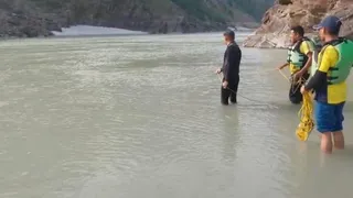 लक्ष्मण झूला थाना क्षेत्र के सिंगटाली पुल के पास सर्च आपरेशन चलती एसडीआरएफ की टीम।