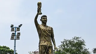 लियोनेल मेसी की 70 फुट ऊंची मूर्ति।
