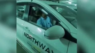 दिल्ली एयरपोर्ट पर उत्तराखंड के टैक्सी चालक को कुछ ड्राइवरों द्वारा सवारी लेने से रोकने का वीडियो तेजी से वायरल हो रहा है।
