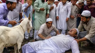 बकरे की कुर्बानी के लिए हथियार उठाते ही गिरे बिहार के रबजान मियां, 1 ...
