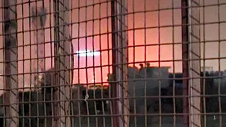 गाजियाबाद के इंदिरापुरम स्थित गौड़ चौराहे पर एक व्यावसायिक कॉम्प्लेक्स में बुधवार देर रात आग लग गई। जागरण