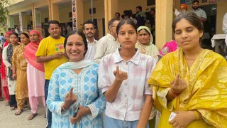 ऊना में वीरवार को सुहावने मौसम में वोट डालने के लिए पहुंचे मतदाता। जागरण