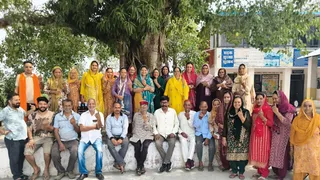 हमीरपुर के पनसाई स्थित पोलिंग बूथ 70 पर वीरवार को मतदान के बाद अंगुली की सियाही दिखाते मतदाता। जागरण