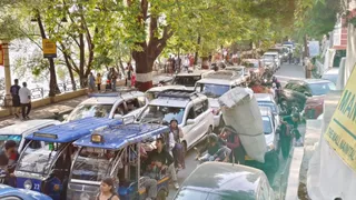 नैनीताल की माल रोड पर शाम के समय लगा जाम। जागरण