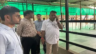 प्रयागराज के एसआरएन अस्पताल का निरीक्षण करते एमएलएन मेडिकल कॉलेज के प्राचार्य डाॅ. एके वर्मा व अन्य। सौ. मीडिया प्रभारी