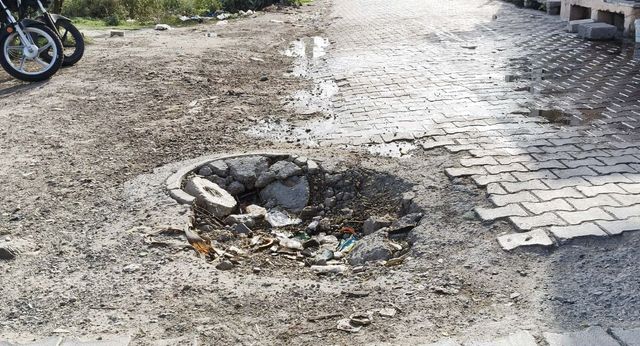 करनाल के तरावड़ी में ऐतिहासिक किले के पास एक महीने से टूटा सीवरेज, राहगीर हो रहे चोटिल; बड़े हादसे का मंडराया खतरा
