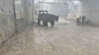 बारिश और कई इलाकों में ओलावृष्टि ने तापमान में गिरावट ला दी।