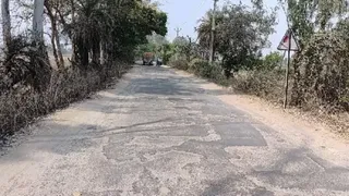 प्रयागराज में आधी-अधूरी बनी सड़क का भुगतान करने के मामले में कई अफसर जांच के दायरे में हैं। ं