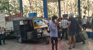 तिघरा पंप पर तेल लेने के लिए परेशान लोग । जागरण