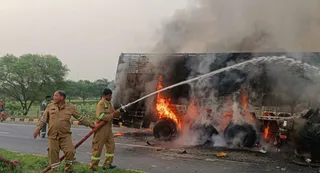 आग को काबू करने में जुटे कर्मी। जागरण
