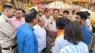 दुर्गा मंदिर परिसर में बकरे की कुर्बानी व मांस पकाने की सूचना पर हंगामा करते हिंदू संगठन के कार्यकर्ताओं को समझाती पुलिस। जागरण