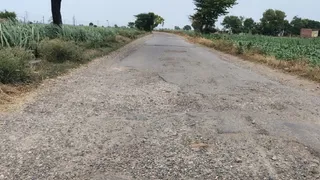 दोघट-टीकरी का जर्जर मार्ग। जागरण
