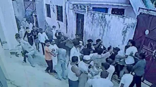 गांव में मारपीट करते लोग। वीडियो ग्रैब