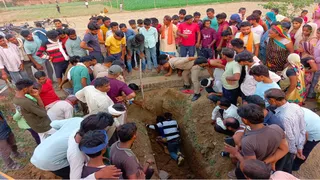 प्रयागराज के नवाबगंज में 10 फुट गहरे गड्ढे में गिरा मासूम को बाहर निकालने की कवायद करते लोग व पुलिस। जागरण