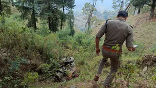 अल्मोड़ा के कफड़खान-सिरकोट-शैल मोटर मार्ग पर हुआ हादसा।