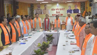 भाजपा प्रदेश कार्यालय में प्रदेश कोर कमेटी की बैठक से पूर्व राष्ट्रीय गीत वंदेमातरम के गायन के दौरान उपस्थित राष्ट्रीय अध्यक्ष नितिन नवीन एवं राष्ट्रीय महामंत्री संगठन बीएल संतोष एवं अन्य सदस्य।