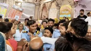 राधारानी मंदिर में श्रद्धालु को पीटते गार्ड।