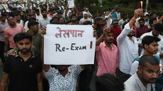 प्रयागराज में विभिन्न परीक्षाओं के पेपर लीक के विरोध में कैंडल मार्च निकालते प्रतियोगी छात्र। जागरण
