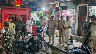 दरभंगा में कार्रवाई में जुटे पुलिसक कर्मी।