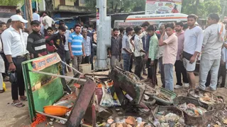 शिकोहाबाद में कार की टक्कर से पलटी मोमोज की ठेल।