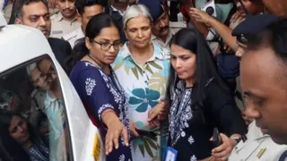 गिरिबाला सिंह को कोर्ट में पेश करने के बाद रिमांड पर ले जाती सीबीआई टीम।