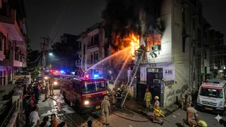 बुधवार देर रात एक मकान में आग लगने से सेवानिवृत्त आईएएस अधिकारी धनेंद्र कुमार की मौत हो गई।