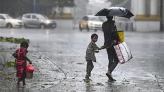 कोलकाता में तेज आंधी-बारिश