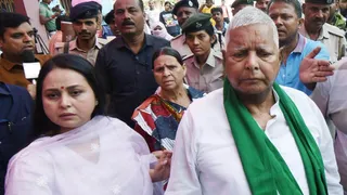 रोहिणी आचार्य पिता लालू प्रसाद एवं मां राबड़ी देवी के साथ। फाइल