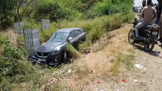 प्रयागराज के हंडिया में रोडवेज बस की टक्कर के बाद गड्ढे में गिरी कार, हादसे में तीन लोगों की मौत हो गई है। जागरण