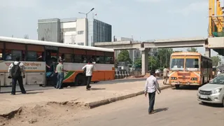 आगरा दिल्ली हाईवे पर सर्विस रोड को मेट्रो ने बंद कर दिया है।