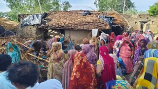 कौशांबी में आंधी में गिरे घर में तीन जिंदगियां जमींदोज हो गईं, जुटी ग्रामीणों की भीड़। जागरण
